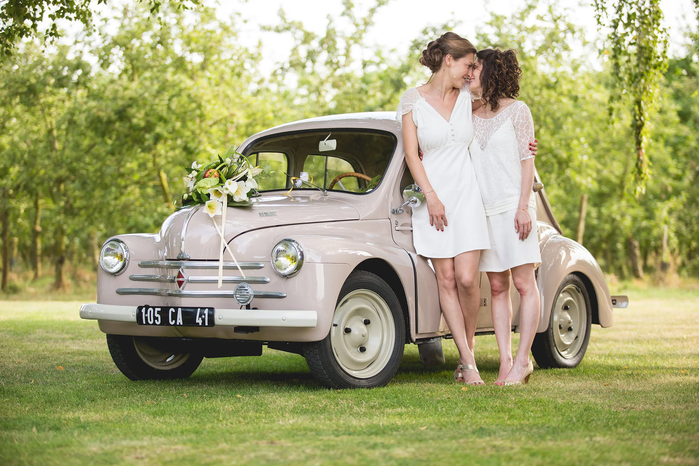 Mariées LGBT devant une renault 4cv