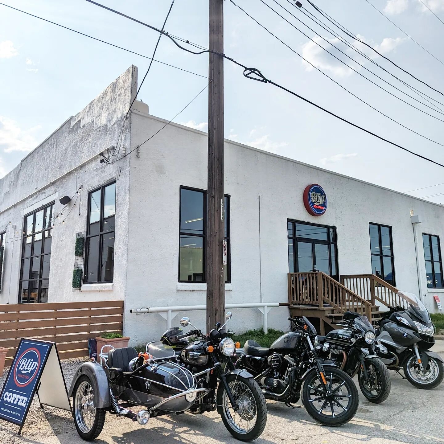 We're gearing up for another Wednesday Night Bike Night! 

@ikneadyourlove will be slinging house made Pretzel Bites, Falafel, Meatballs, and both the Pesto and Pepperoni Pizza Pockets! 

See y'all this evening!

#kccoffee #bliproasters #westbottoms 