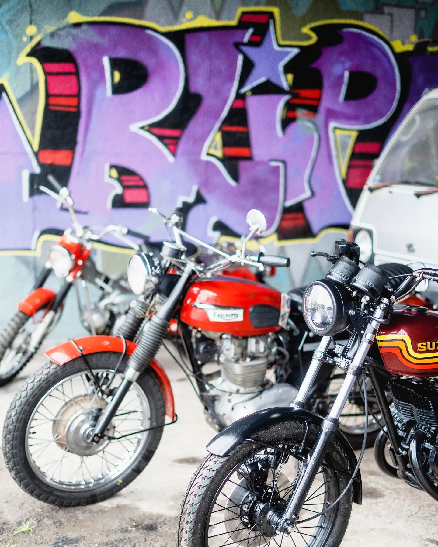 Hope y'all are having a great start to your week! 

📸 @thisis_harbor

#kccoffee #bliproasters #westbottoms #kc #kansascity #madeinkc #igkc #cafe #caferacer #croig #ironandair #suzuki #triumph #subaru #graffiti #built #builtnotbought