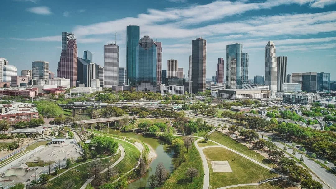 Happy first day of spring! 🌞🌻🕶️ It was a beautiful day to take a downtown flight break.