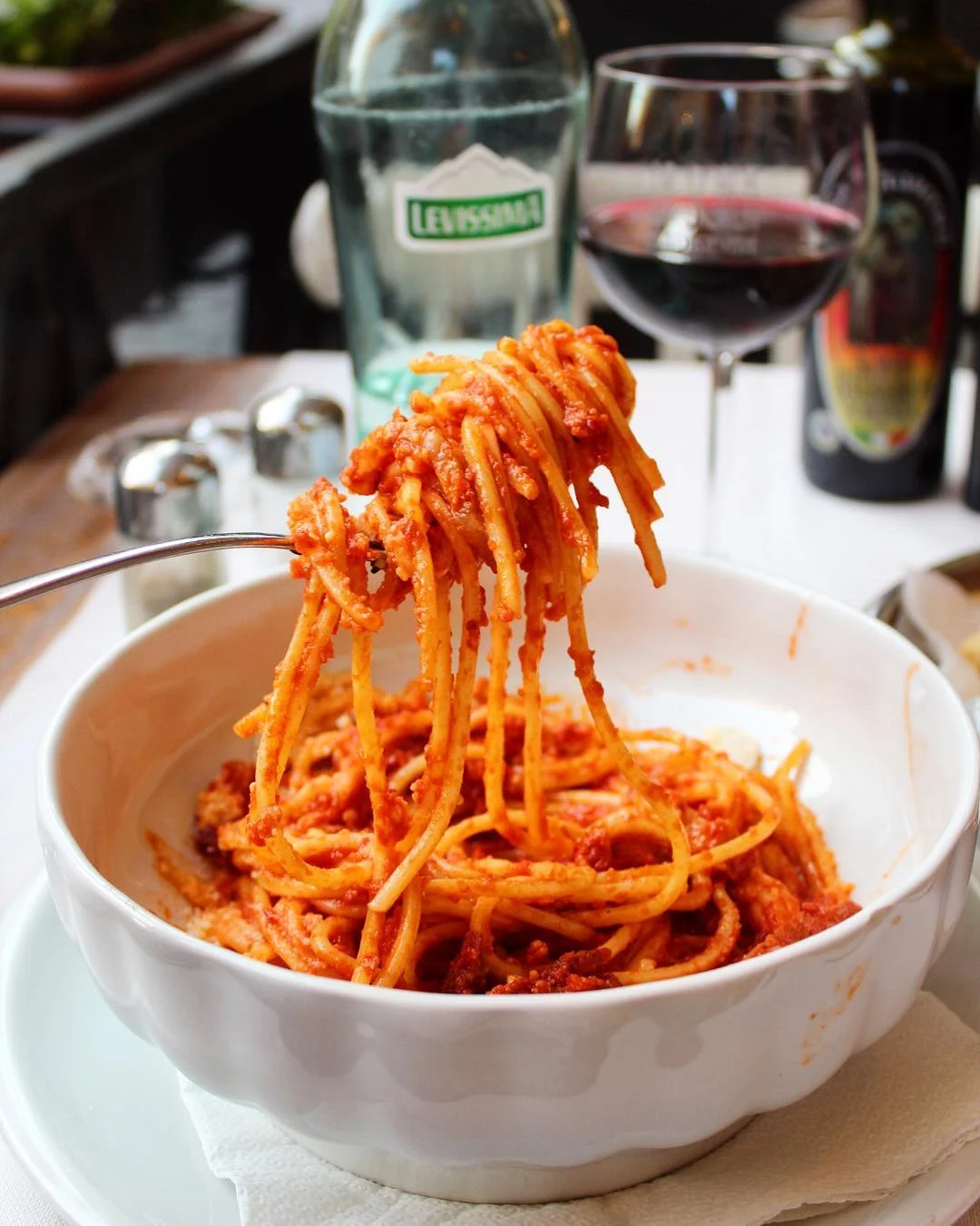 Spaghettoni all’amatriciana con guanciale di Norcia @ La ScalaSpaghettoni with bacon, tomato sauce, sheep milk cheese  