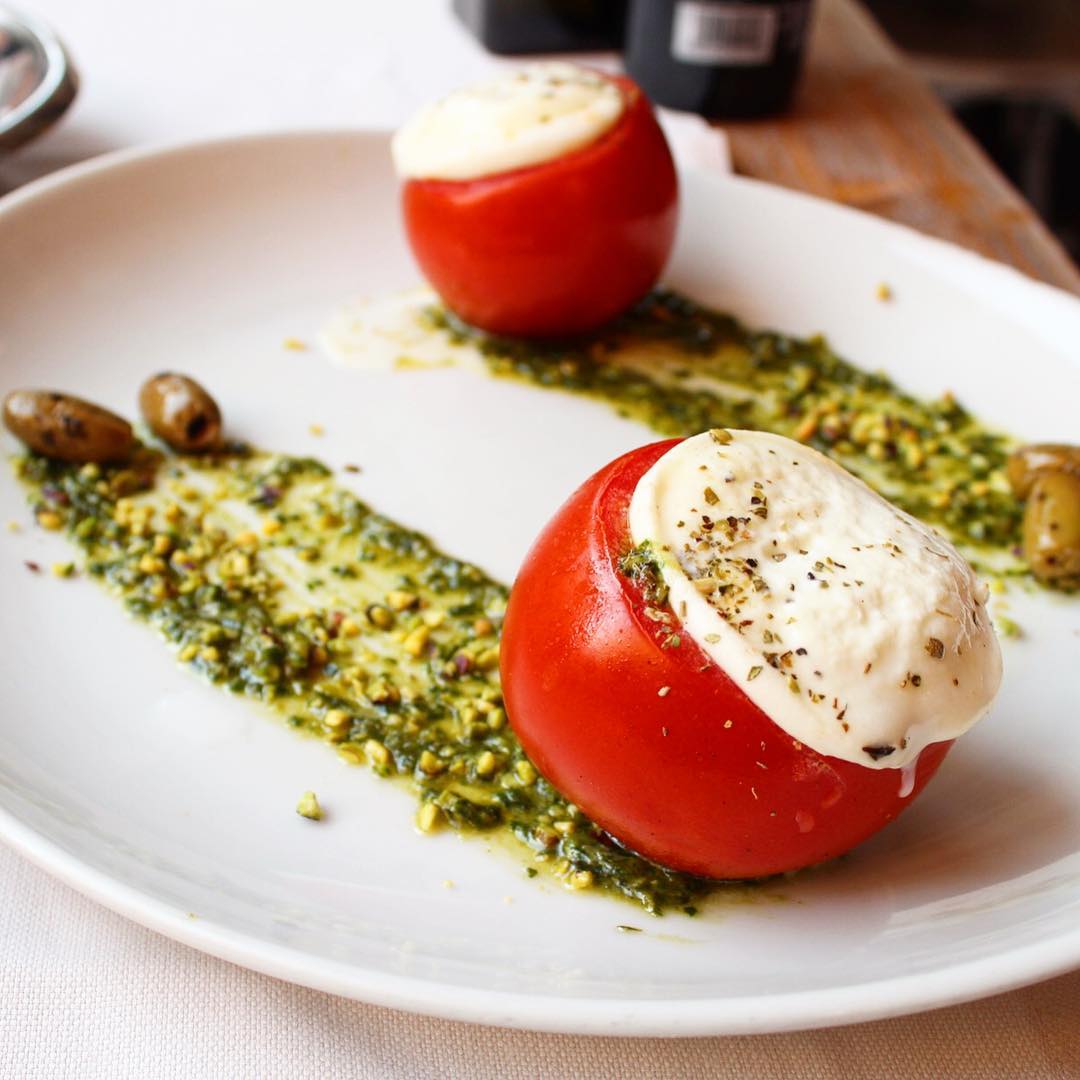 Caprese tiepida con mozzarella di bufala e pesto di basilico @ La Scala Caprese salad with pesto sauce