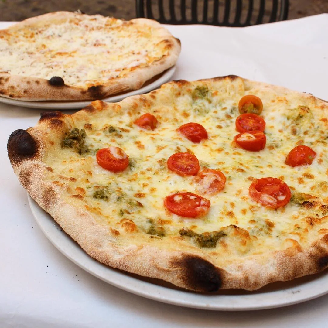 Violetto Pizze @ Dar Poeta Mozzerella, cherry tomatoes, pesto