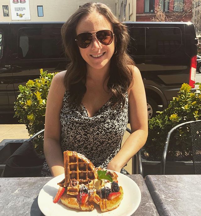 Couldn&rsquo;t believe I was actually sitting outside for brunch with NO JACKET ON so I had to take a picture 🤷🏻&zwj;♀️ ☀️ Thanks for having me today @adorolei