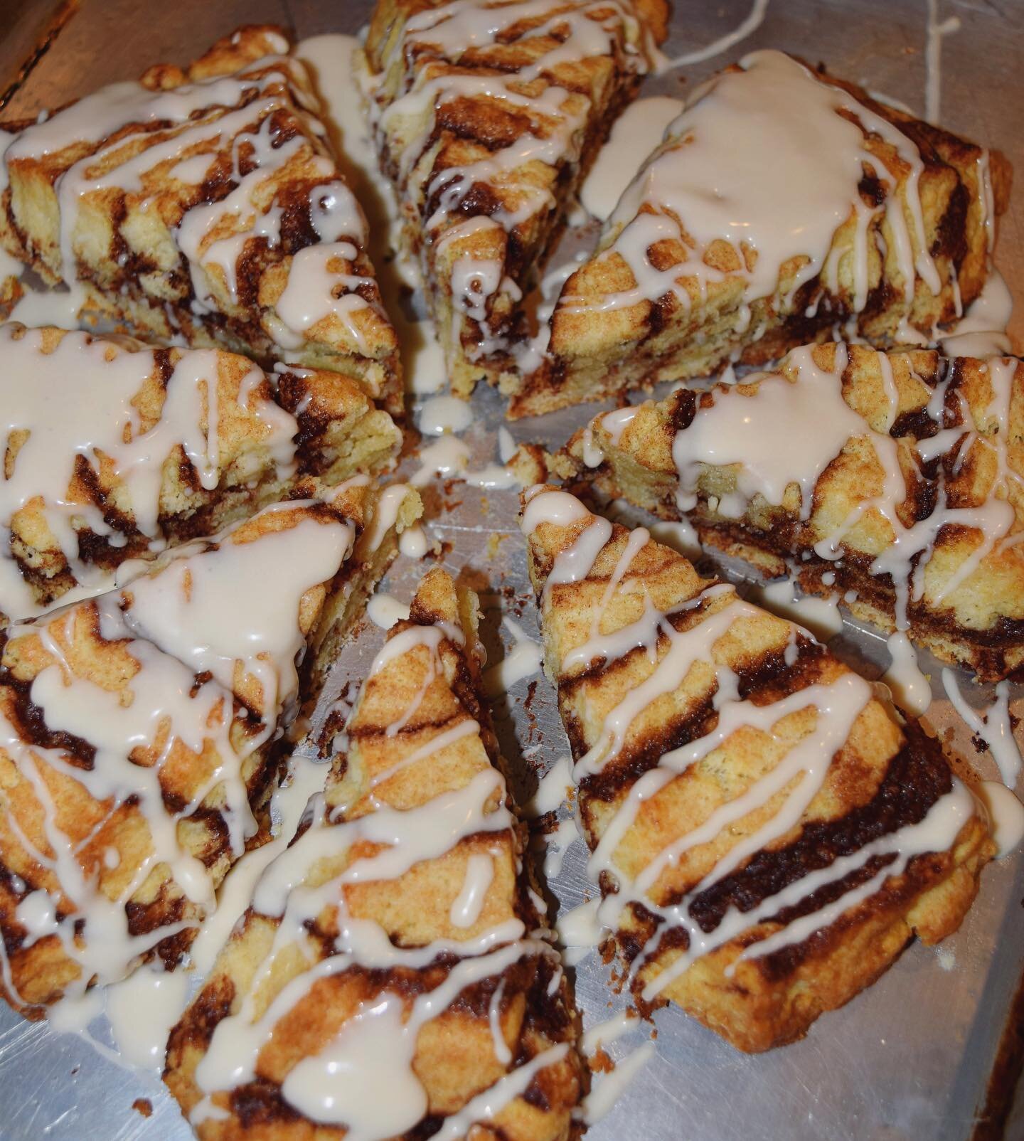 giant cinnamon roll scone 🤤
.
.
recipe by @erin.bakes via @nytcooking .
.
.
#cinnamonroll #cinnamonrolls #cinnamonbuns #cinnamon #cinnamonscones #scones #baking #nytcooking #procrastibaking #erinbakes