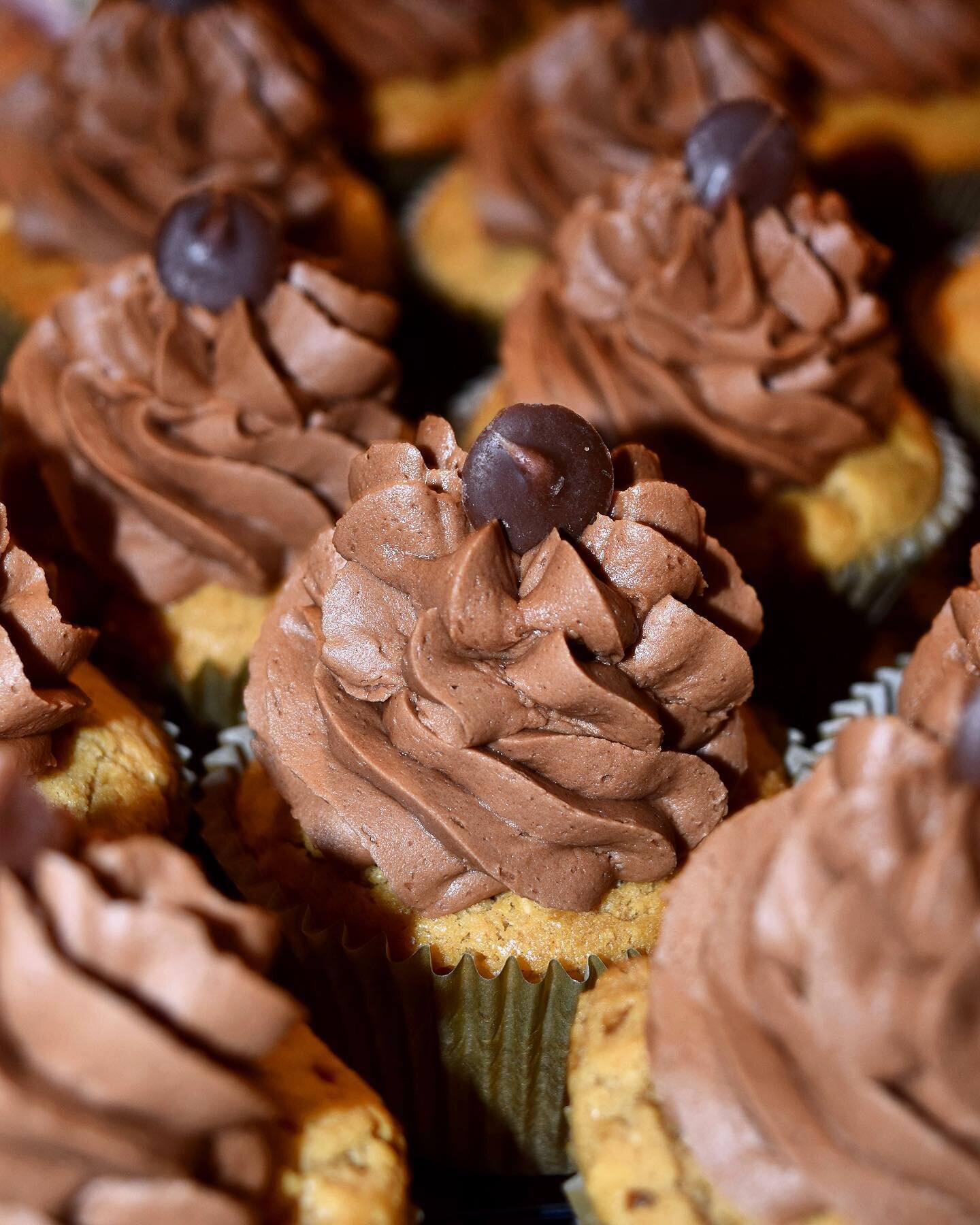 pb chocolate 🥜🍫 .
.
.
#sallysbakingaddiction #peanutbutter #peanutbutterchocolate #reeses #cupcakes #cake #frosting #dessert