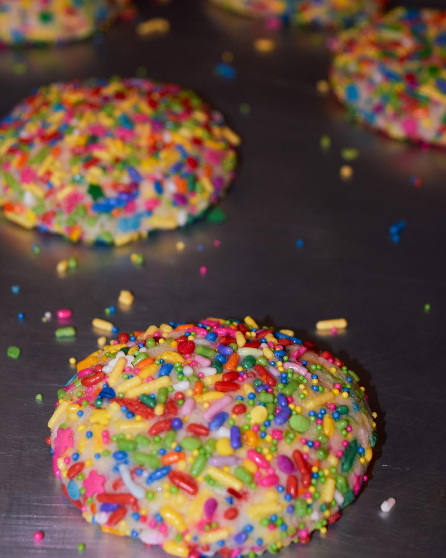 soft &amp; chewy sprinkle cookies 🥳
.
.
.
#sprinkles #sprinklesmakeeverythingbetter  #celebratingsweets #cookies #funfetti #confetti #sugarcookies #cookie #cookiesofinstagram #cookiedough #dessert #baking