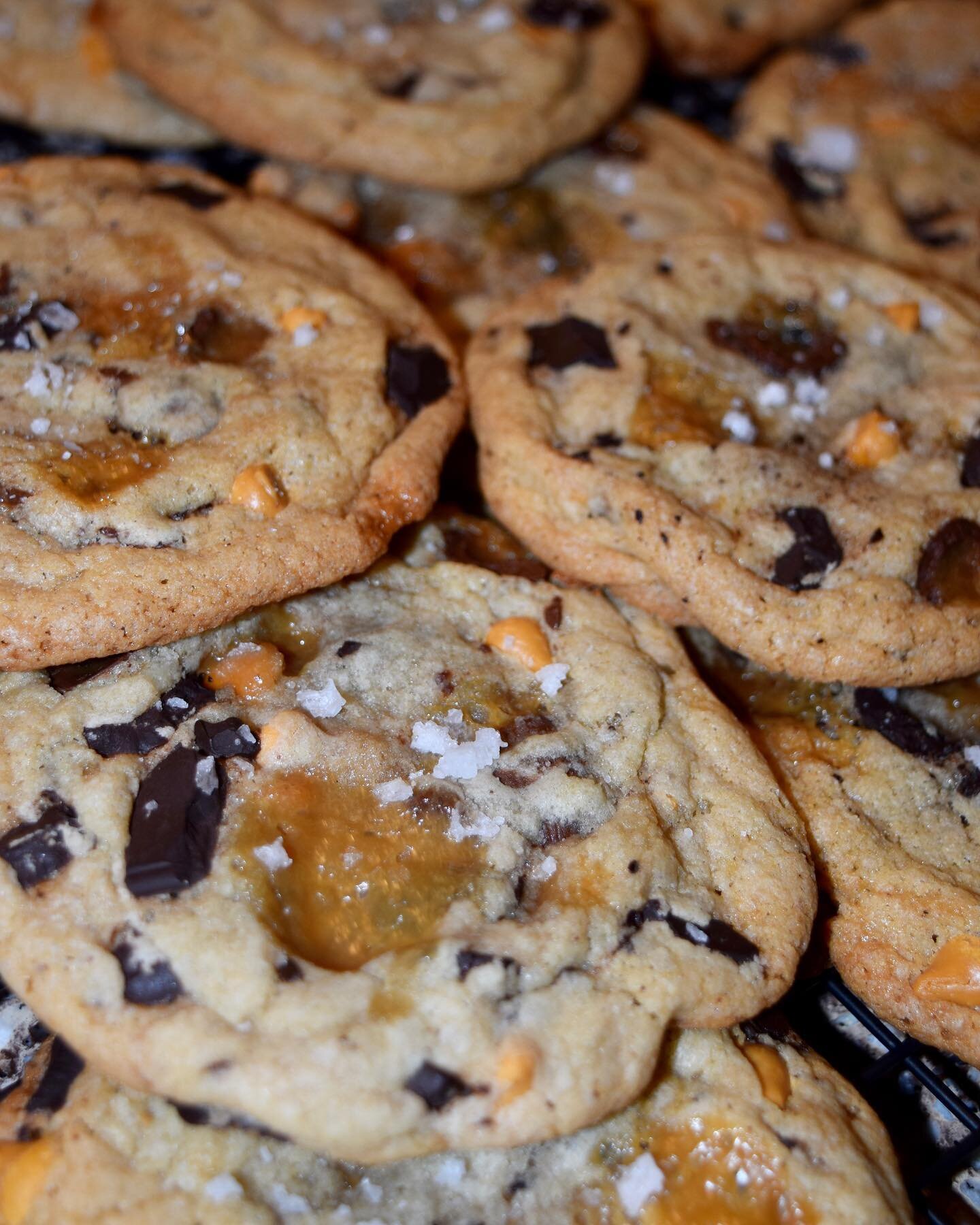 salted caramel, butterscotch, chocolate chunk 🥴
.
.
.
#cookies #saltedcaramel #chocolatechunk #butterscotch #chewy #chocolatechipcookies #butter #cookiedough #cookiesofinstagram #dessert #baking #traderjoes