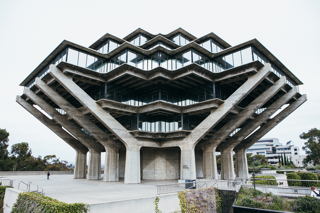 This library at SDSU in one of the coolest buildings I've ever seen. I admit, I'm a total addict of awesome architecture, and I don't want treatment. 