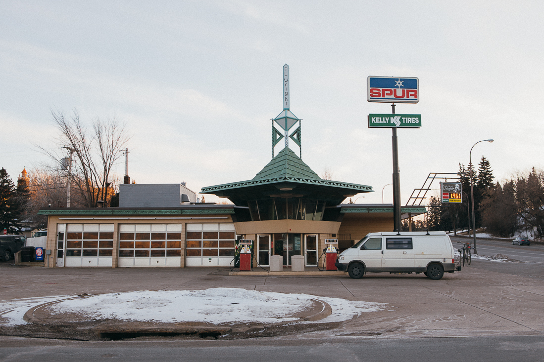 You've maybe noticed that I am a fan of Frank Lloyd Wright's work. Obviously I'm not his #1 fan, because I've been spelling Lloyd with only 1 "L". Sorry Lloyd, I still love your architecture like this gas station here. 