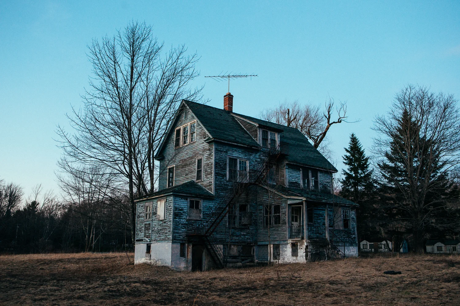 While heading out of town, I stopped at this real spooky looking home. It could be a great set for a horror film.