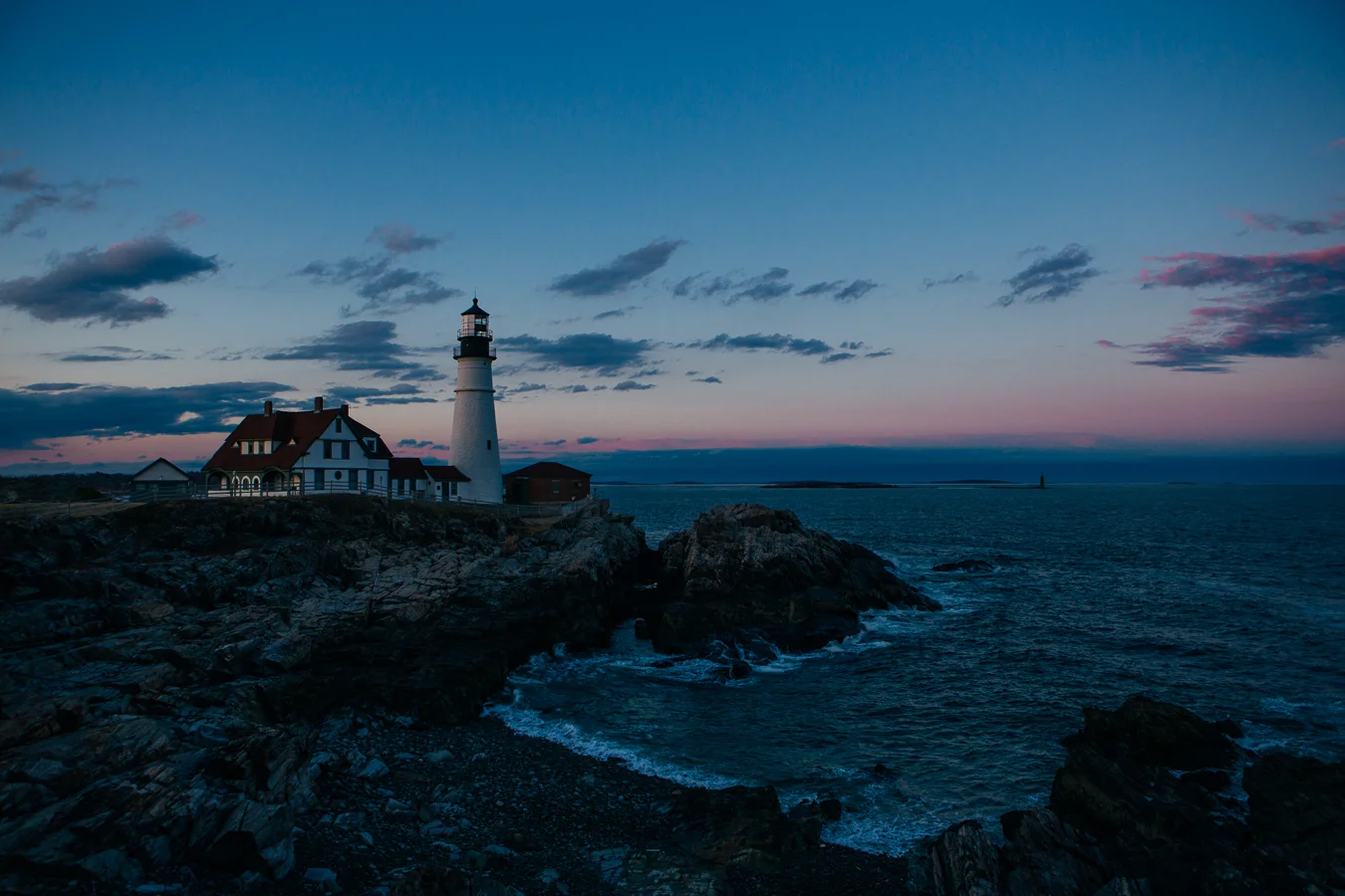 I made it to Portland and rushed to this famous lighthouse, but was 10 min late to watch the sun set. I still got to see this beautiful colorshow though!