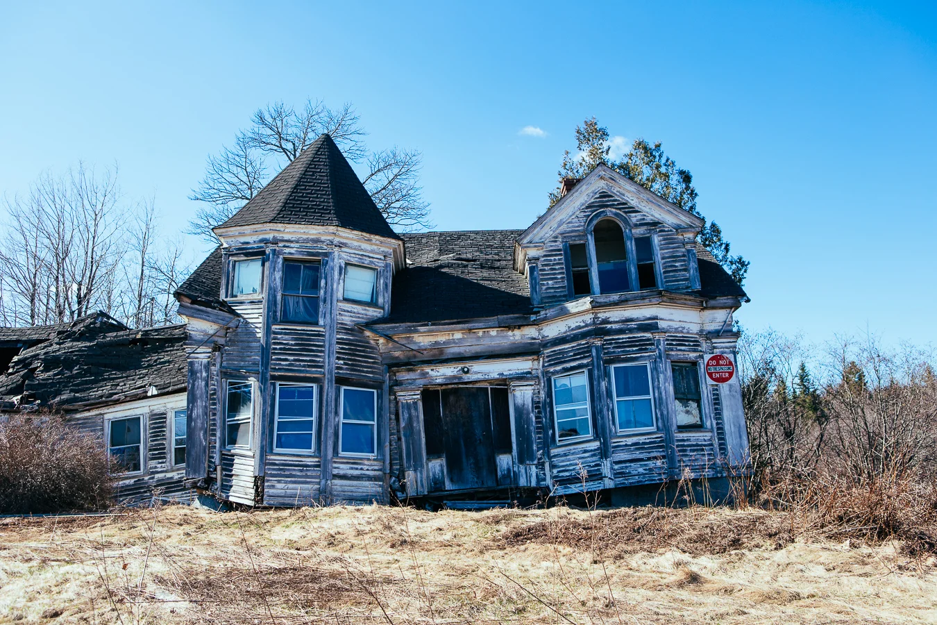This would be a great horror film set. Imagine a full mooned night, a cold wind, and an axe yielding psycho chasing you... AHHHHHH!