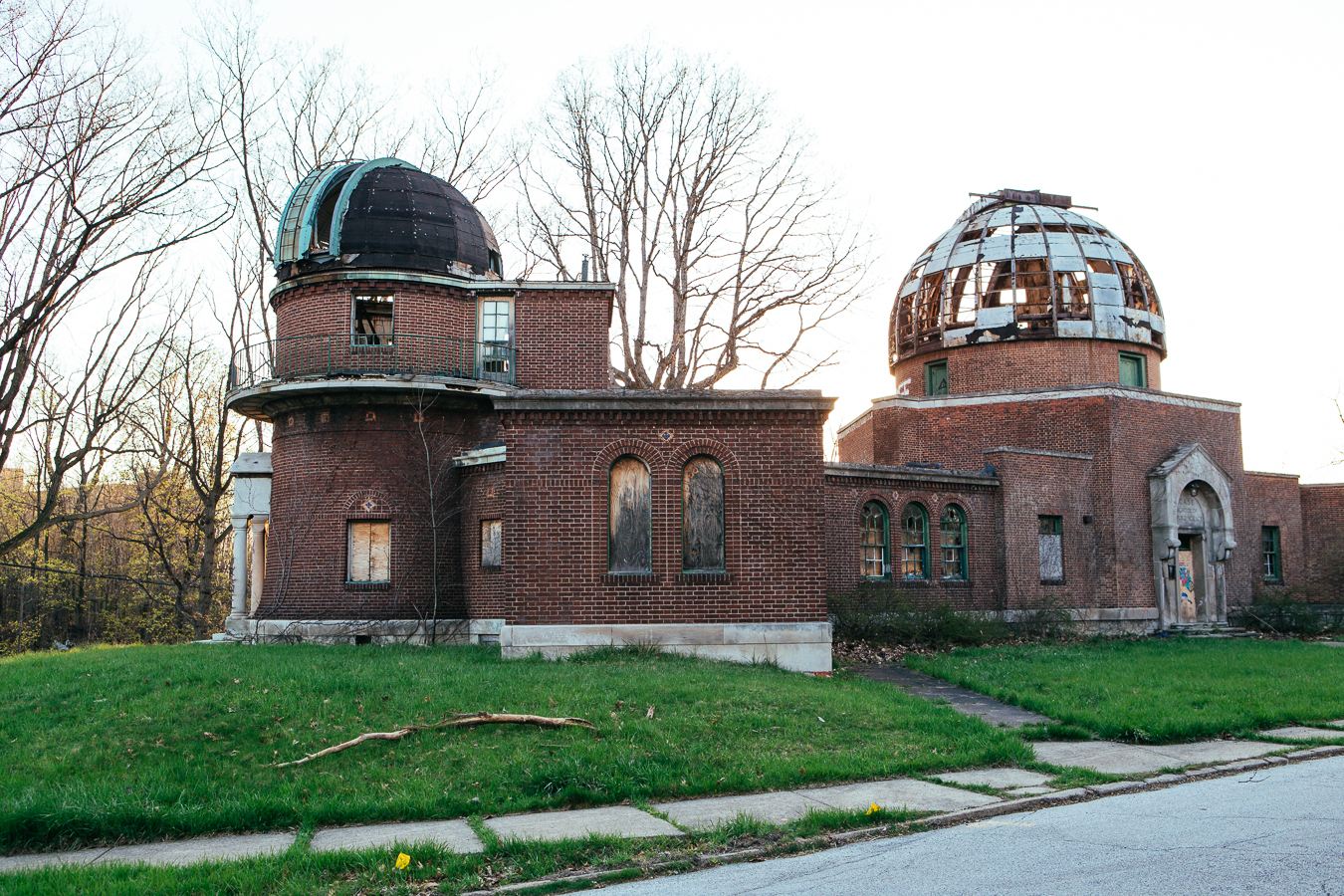 The architecture of this building is amazing. S tory is that somebody bought it 10 years ago to remodel in a residence, but due to fraud was sent to prison. Today i t remains in decay.