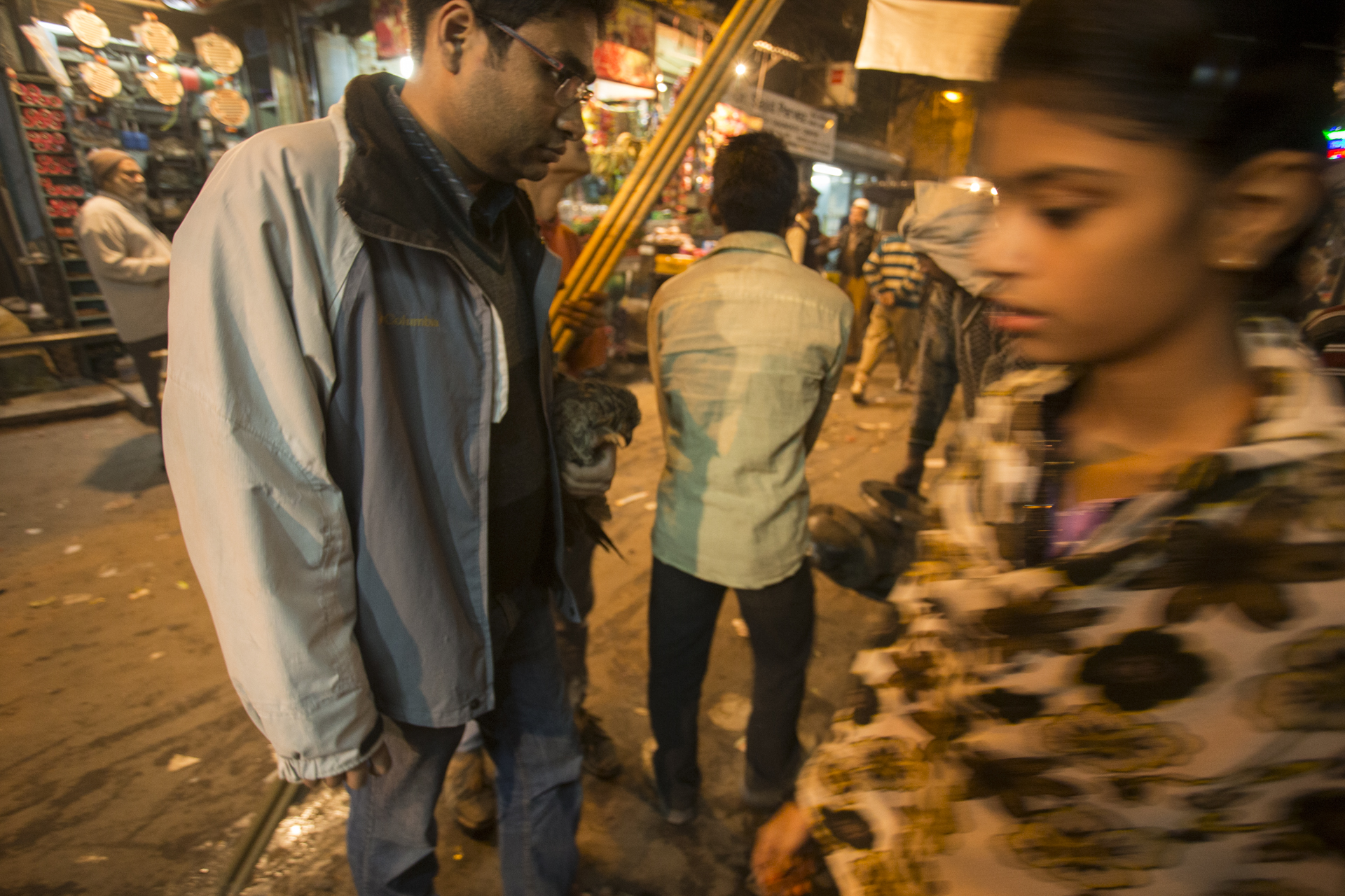  Nadeem Shahzad of Wildlife Rescue carries an injured black kite through the busy streets of Delhi to be operated on.&nbsp; 