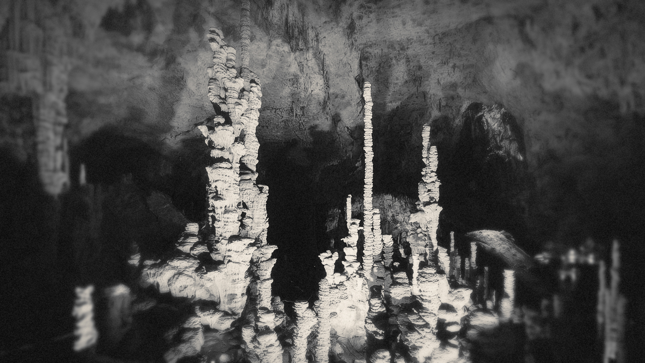 Grotte Chauvet https://en.wikipedia.org/wiki/Chauvet_Cav e / Aven d'Orgnac https://en.wikipedia.org/wiki/Aven_d%27Orgnac 