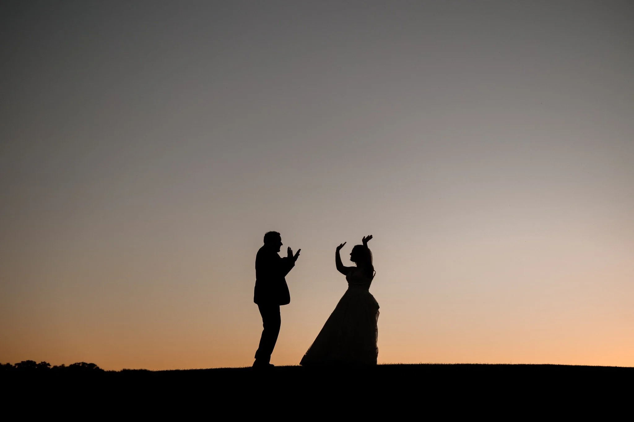 Alyssa + Luis&rsquo;s Rush Creek Golf Course wedding was simple, elegant, and full of happiness. Their first look outside the venue and ceremony in the courtyard made the day feel personal and relaxed.
Sunsets at this venue are some of my favorites.
