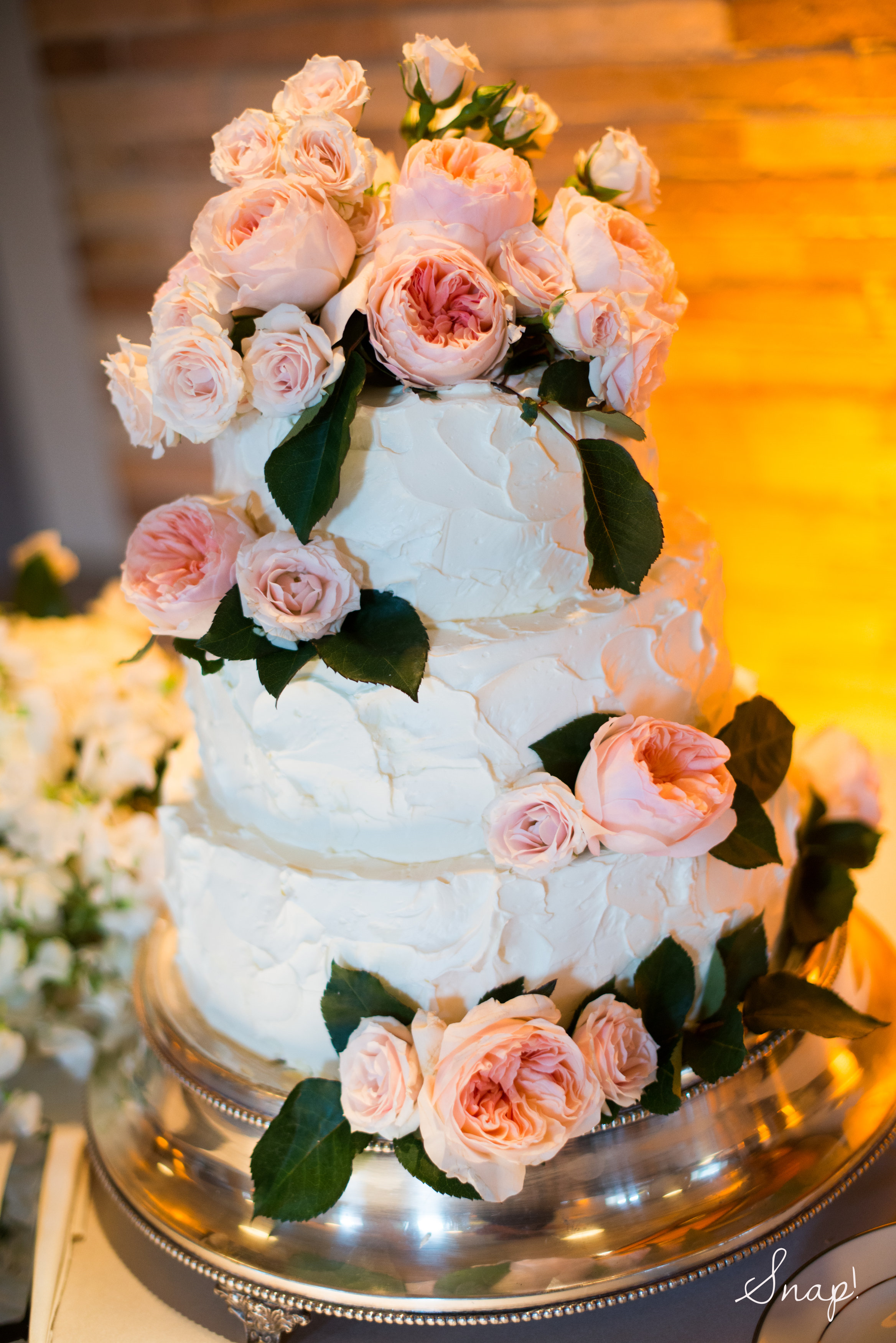 A Garden Rose adorned cake!