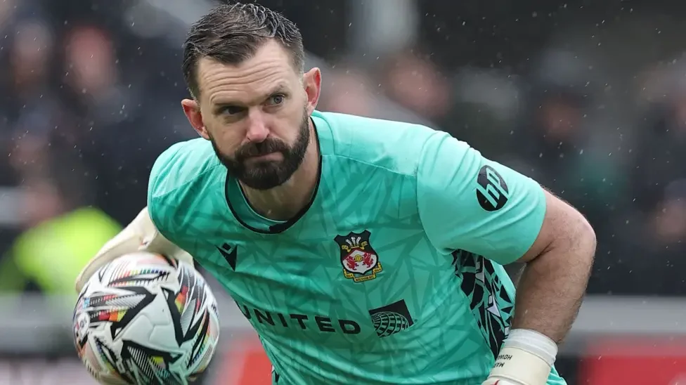 Salford sign former Wrexham goalkeeper Howard