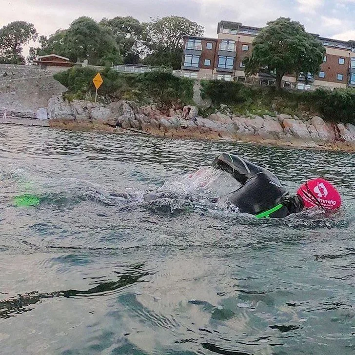 So exciting to see @wavelockuk pull cords in action. This is an awesome shot from @sambrown1510 during his training with @aceswimming1 on the south coast. It shows how well you can be spotted with just a little extra flash of colour 💚 and has perfec