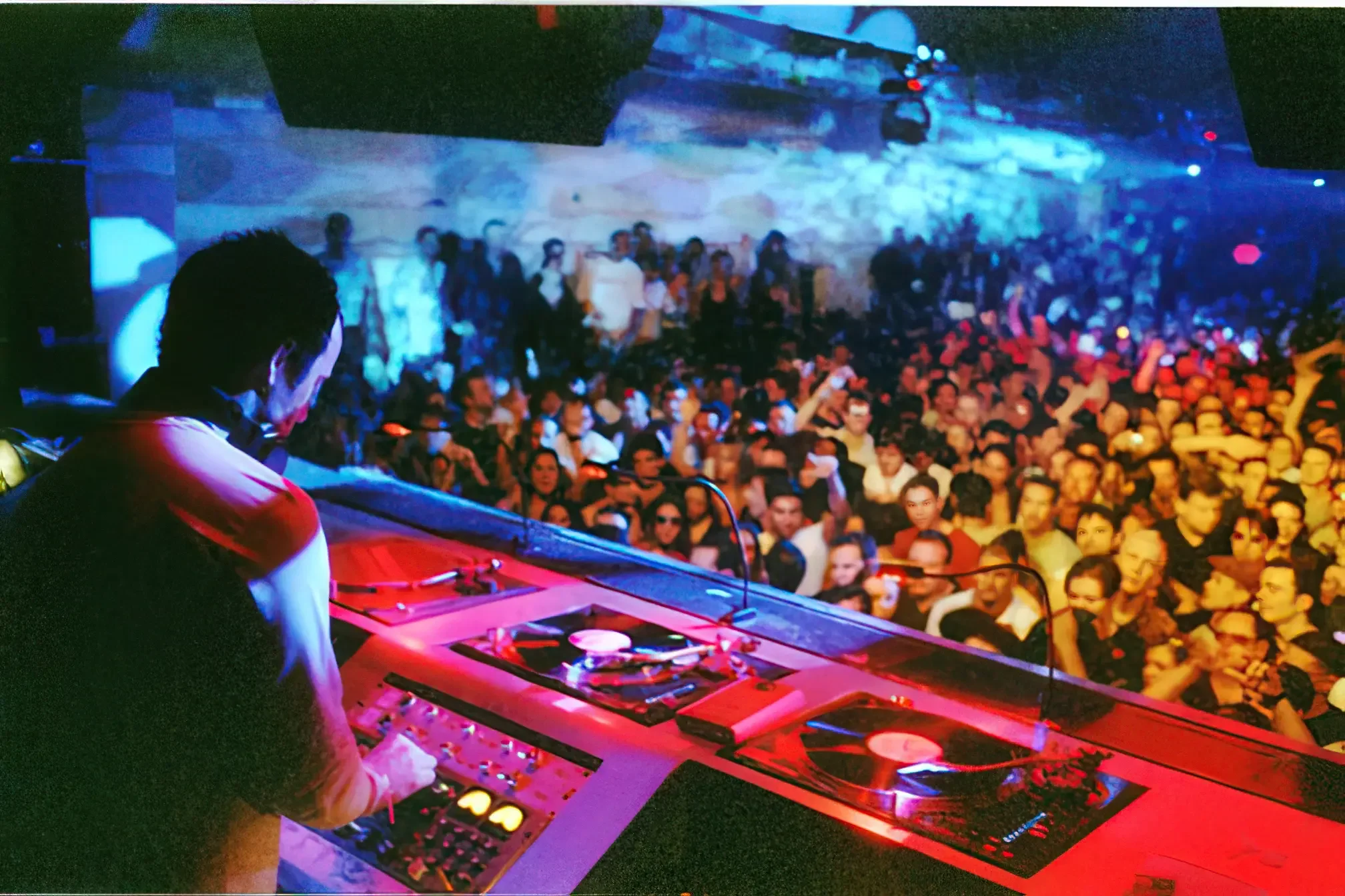 topazDecks&Crowd1-gigapixel-low resolution v2-4x-faceai v2.webp