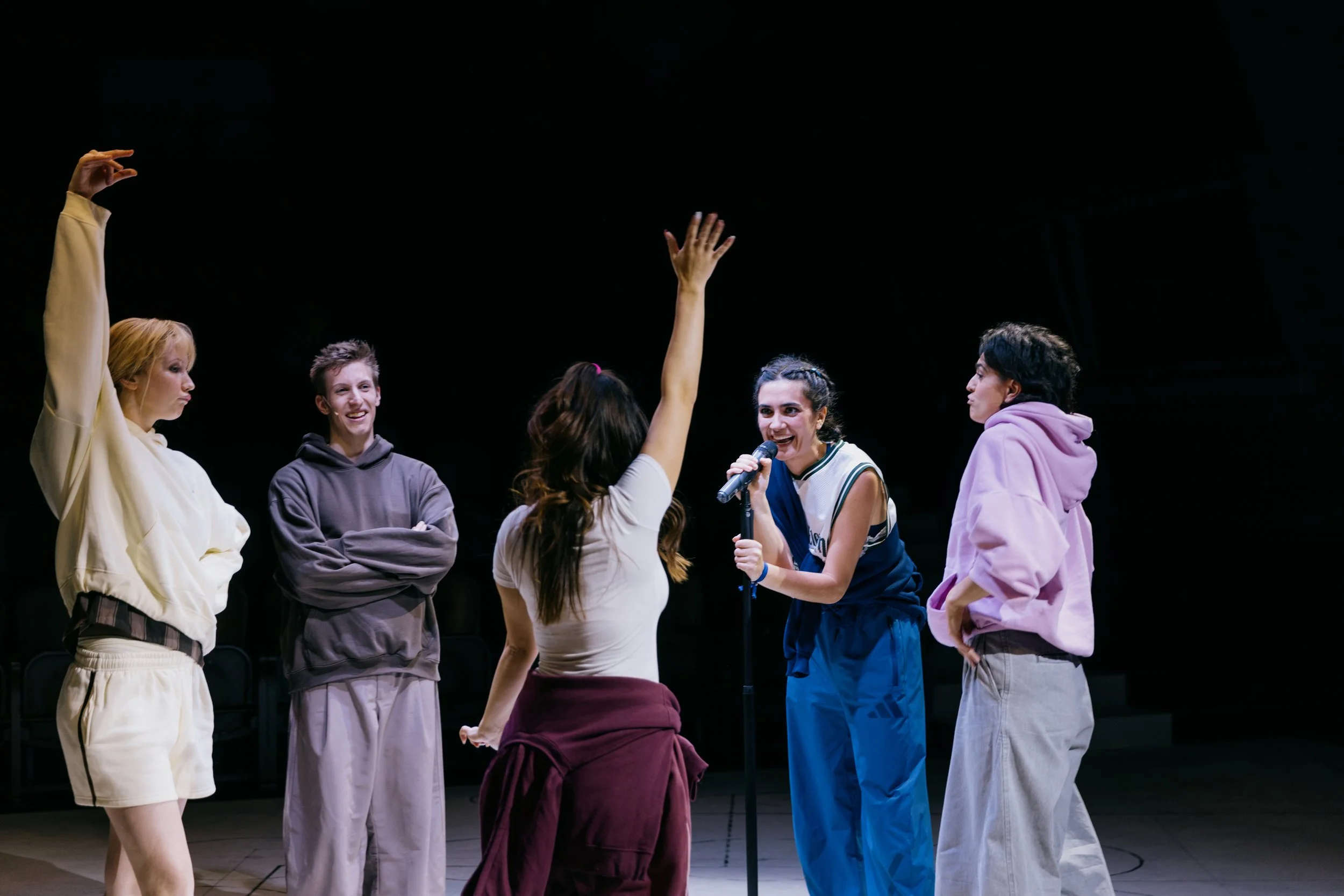 tdj-komm-runter-tara-ewers-fridolin-blasl-violeta-maleo-minou-baghbani-melanie-sidhu-victoria-nazarova.jpg