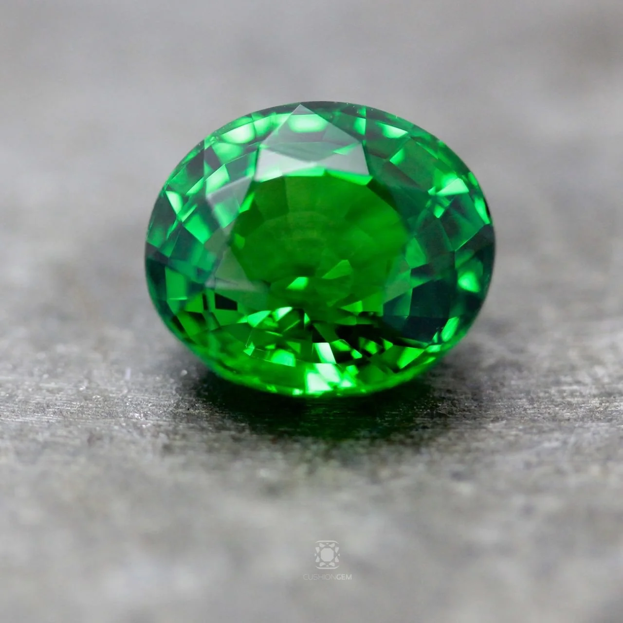2.55ovaltsavorite2cgmal01.jpg