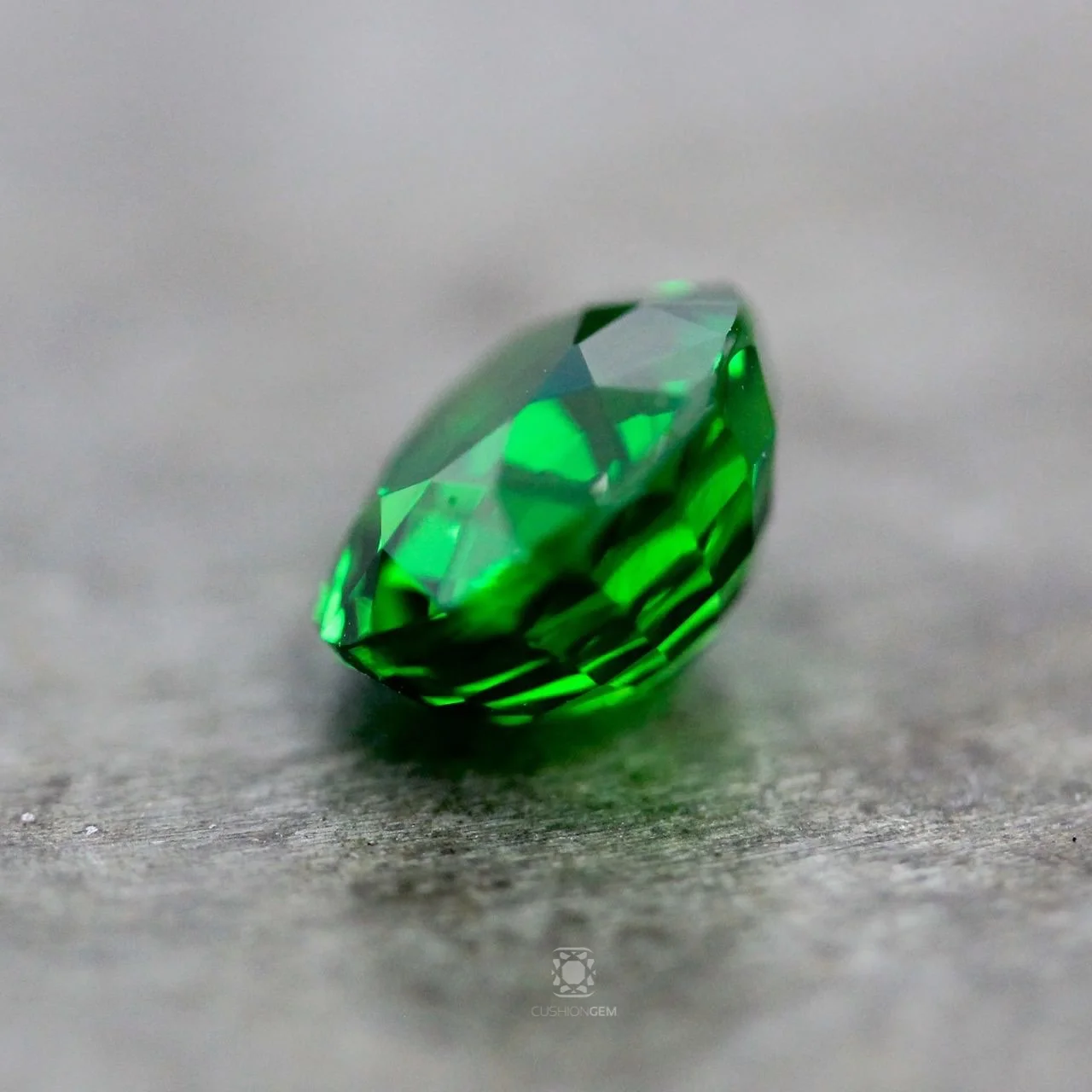 2.55ovaltsavorite2cgmal03.jpg