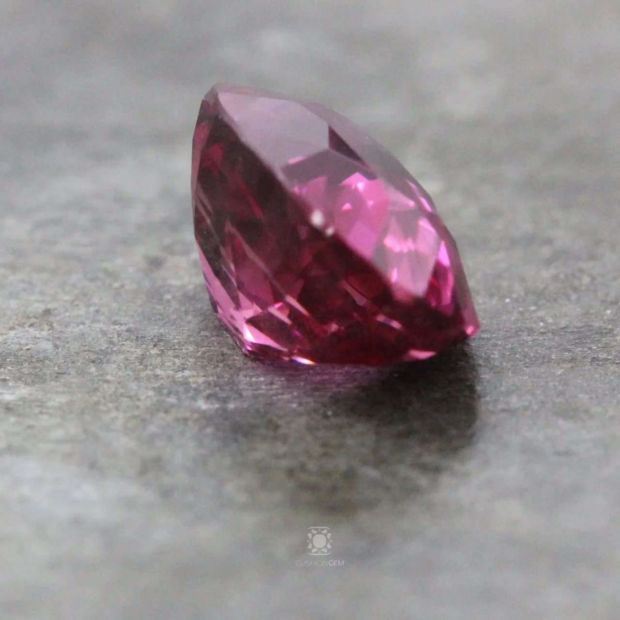 4.39ovalpinksapphiremal CG02.jpg