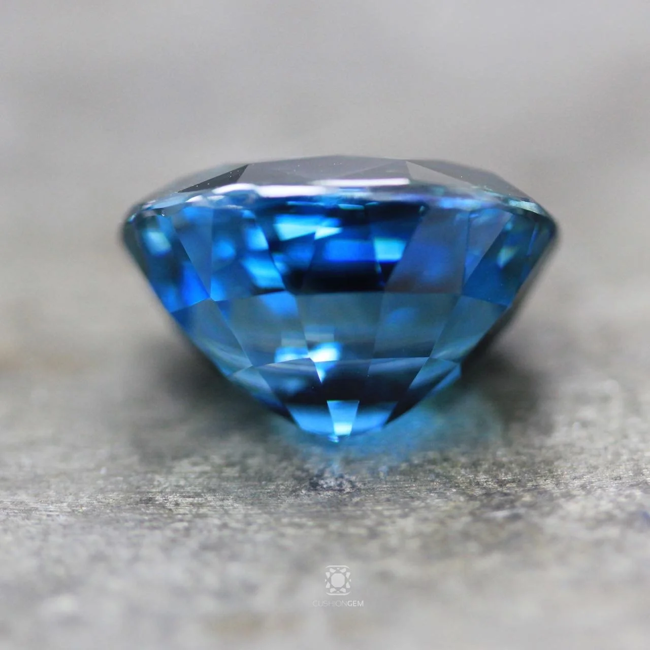 8.46ovalbluezirconmal CG04.jpg