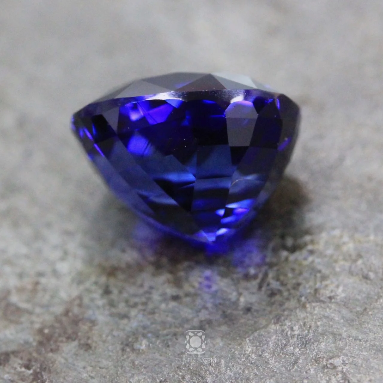 5.38cushionsapphire615.jpg