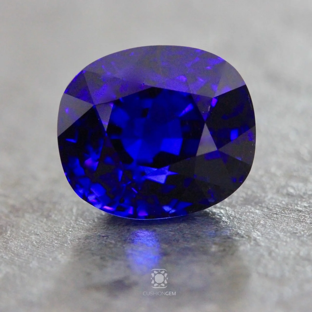 5.38cushionsapphire618.jpg