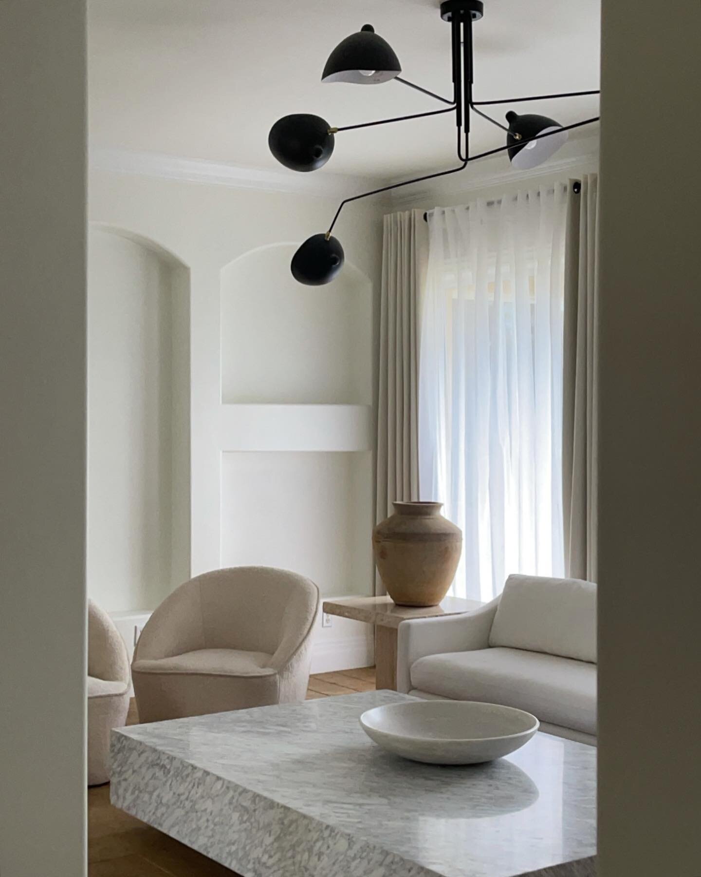 I love the elevated simplicity this @offwhitepalette Marble Bowl brings to this space. 

#nthomespaces #interiorspaces #neutralaesthetics #cornersofmyhome #aesthetic #homeaesthetics #transitionalstyle #homedesign #interiordesign #offwhitepalette