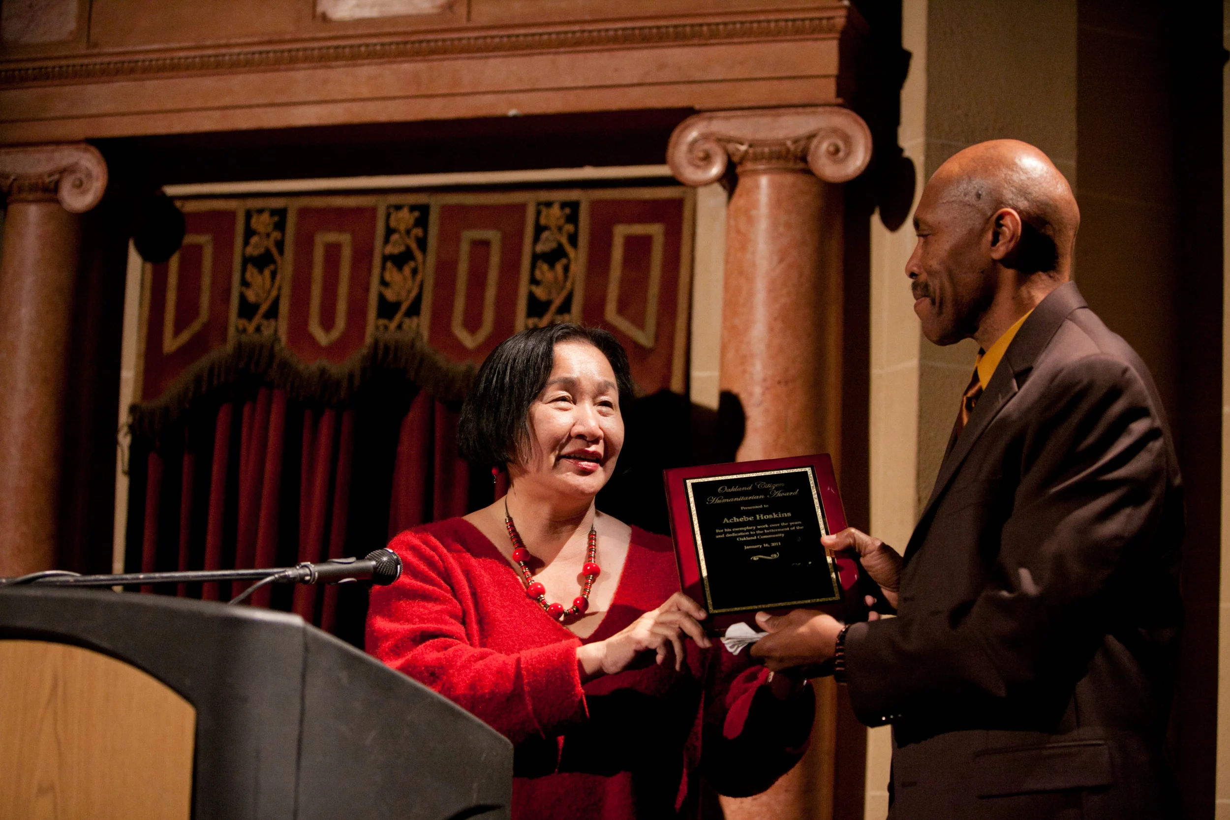 Mayor Jean Quan presents Achebe Hoskins the Humanitarian Award