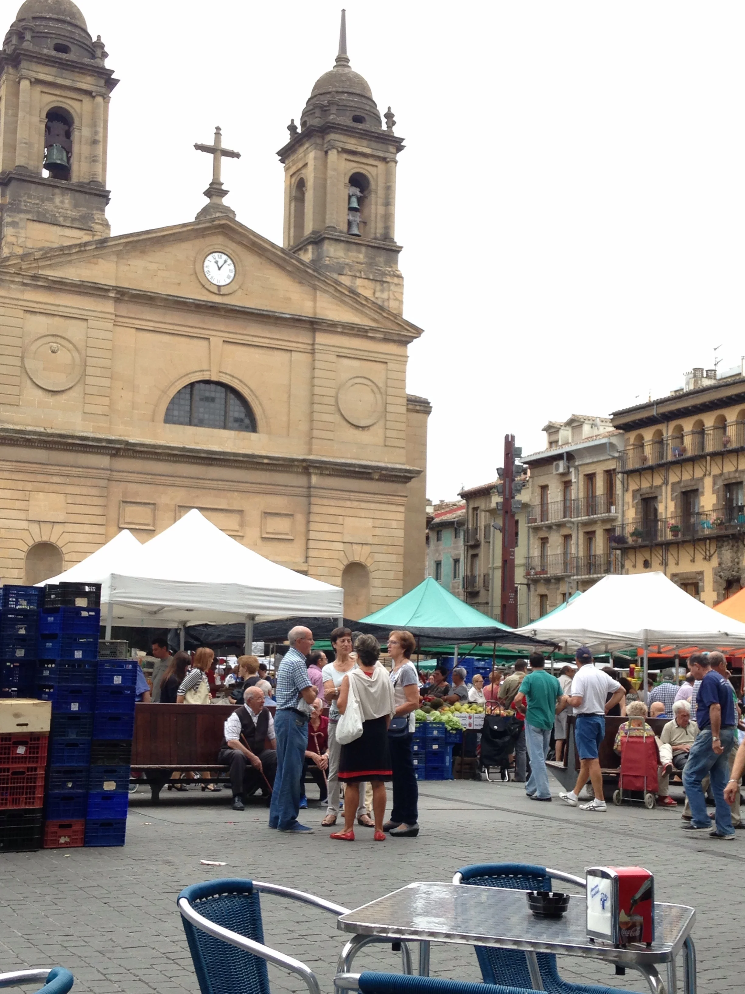 Arrived in Estella to find a farmers market outside my door.... Cooking in tonight