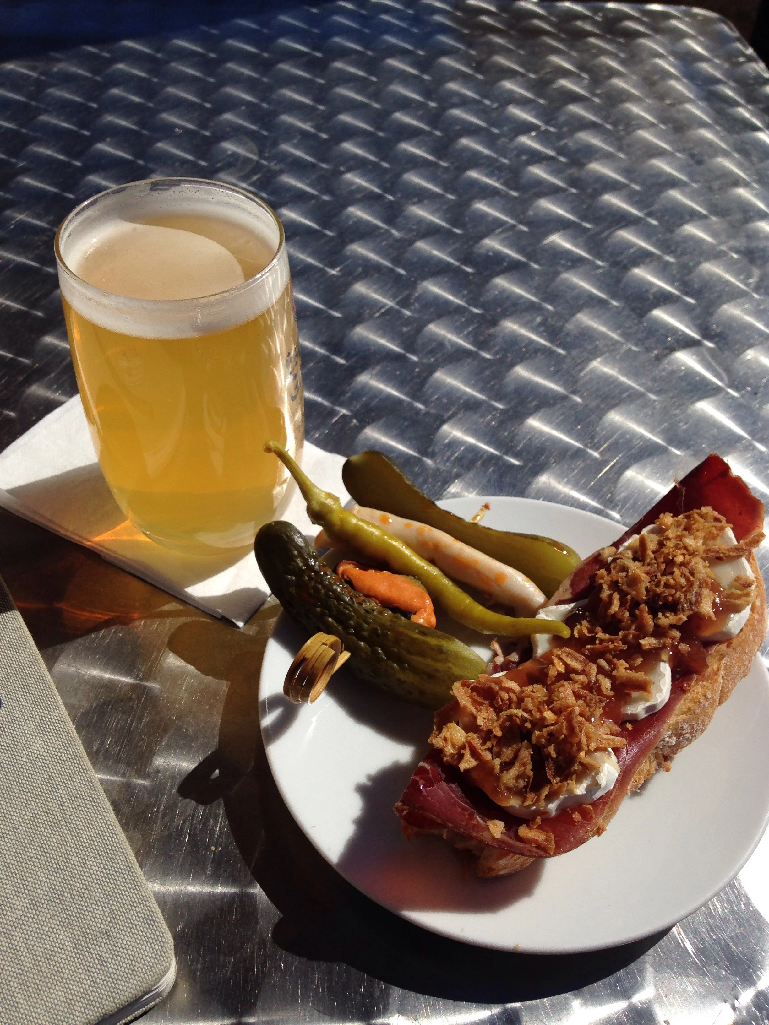 Cerveza con limon y tapas in Castrojeriz