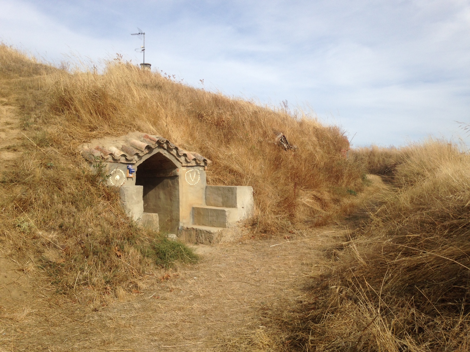 Not Hobbit Houses!, a sign helpfully explained to passing pilgrims. These little cave cottages are for storing wine.