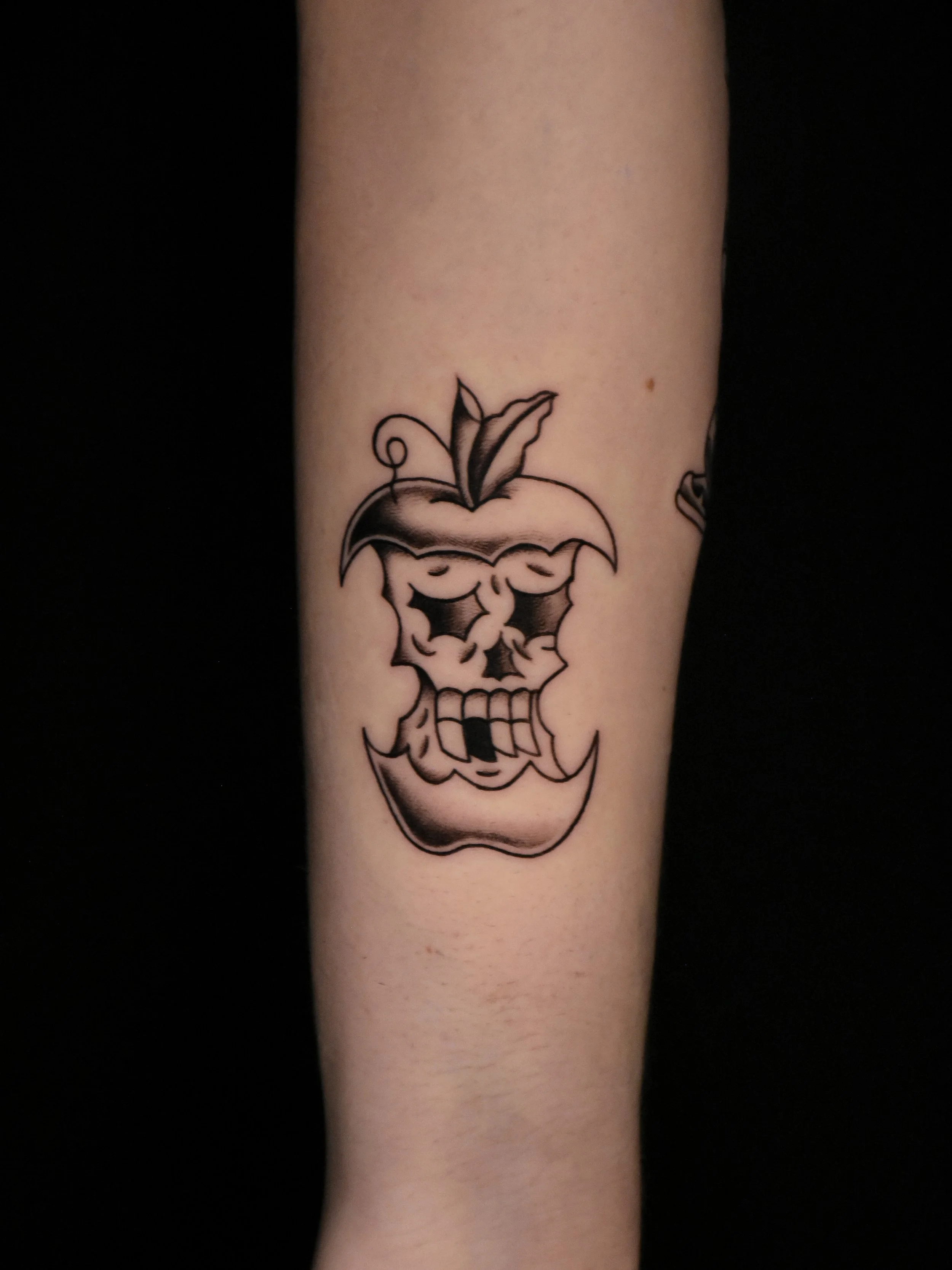 Rotten_apple_skull_traditional_tattoo_bold_black_and_grey_1.JPG