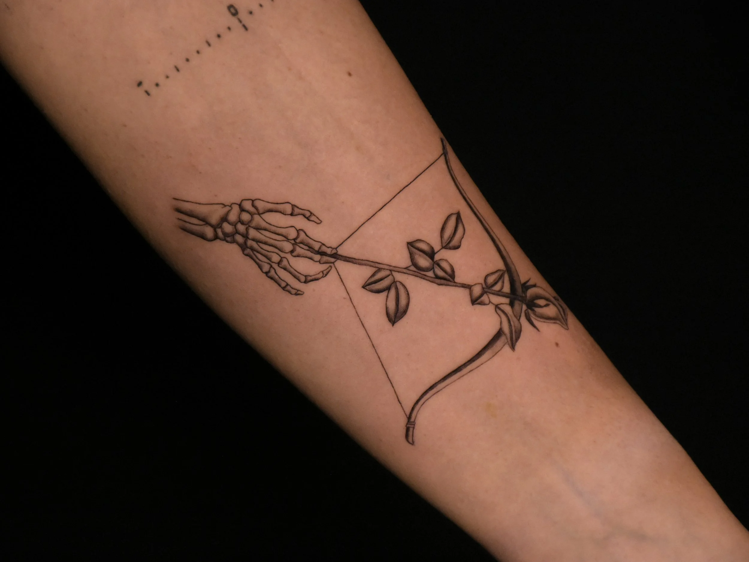 rose_arrow_fineline_black_and_grey_tattoo.JPG