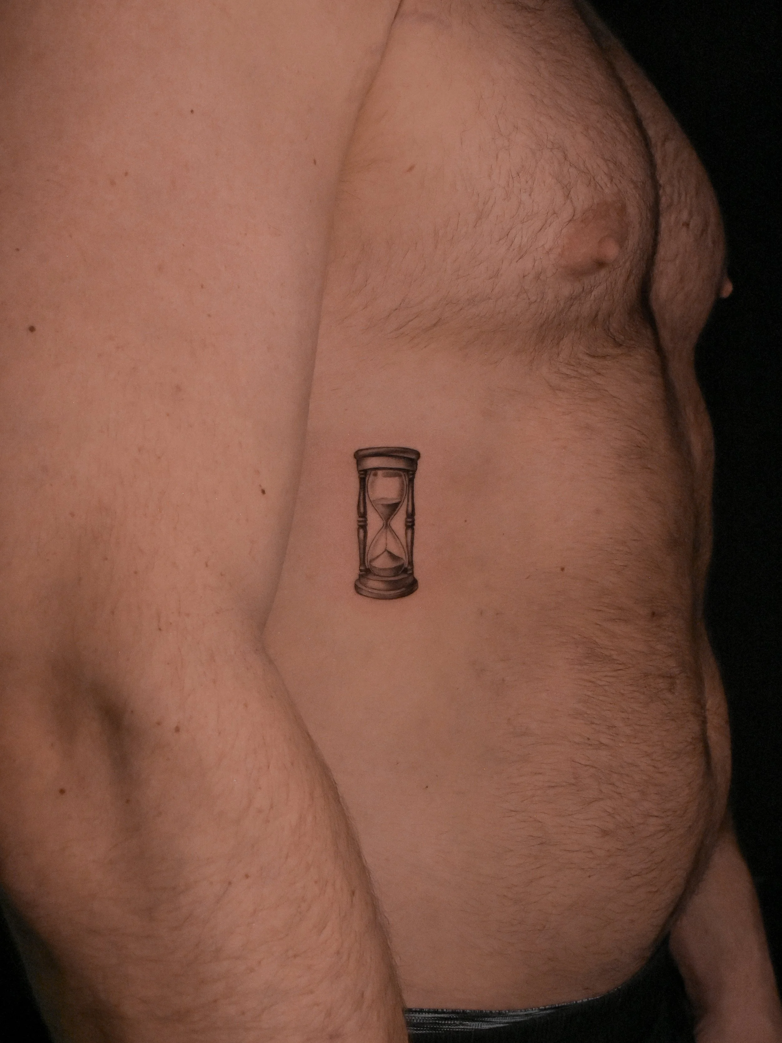 Best_fineline_hourglass_tattoo_1.JPG