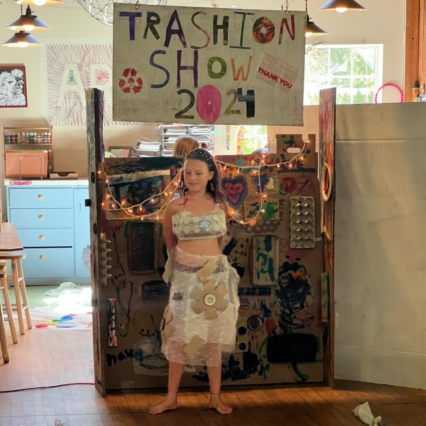 The Trashion Show elective taught by art teacher Valerie put on a fabulous runway performance last week, just in time for Earth Day #orchardschoolaptos #trashionshow #recyclefashion #handsonlearning #kidswhosew