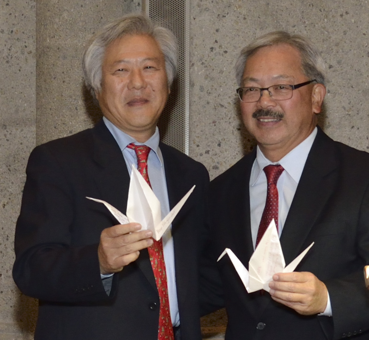 Consul General of Japan Masato Watanabe and San Francisco Mayor Ed Lee with their wishes