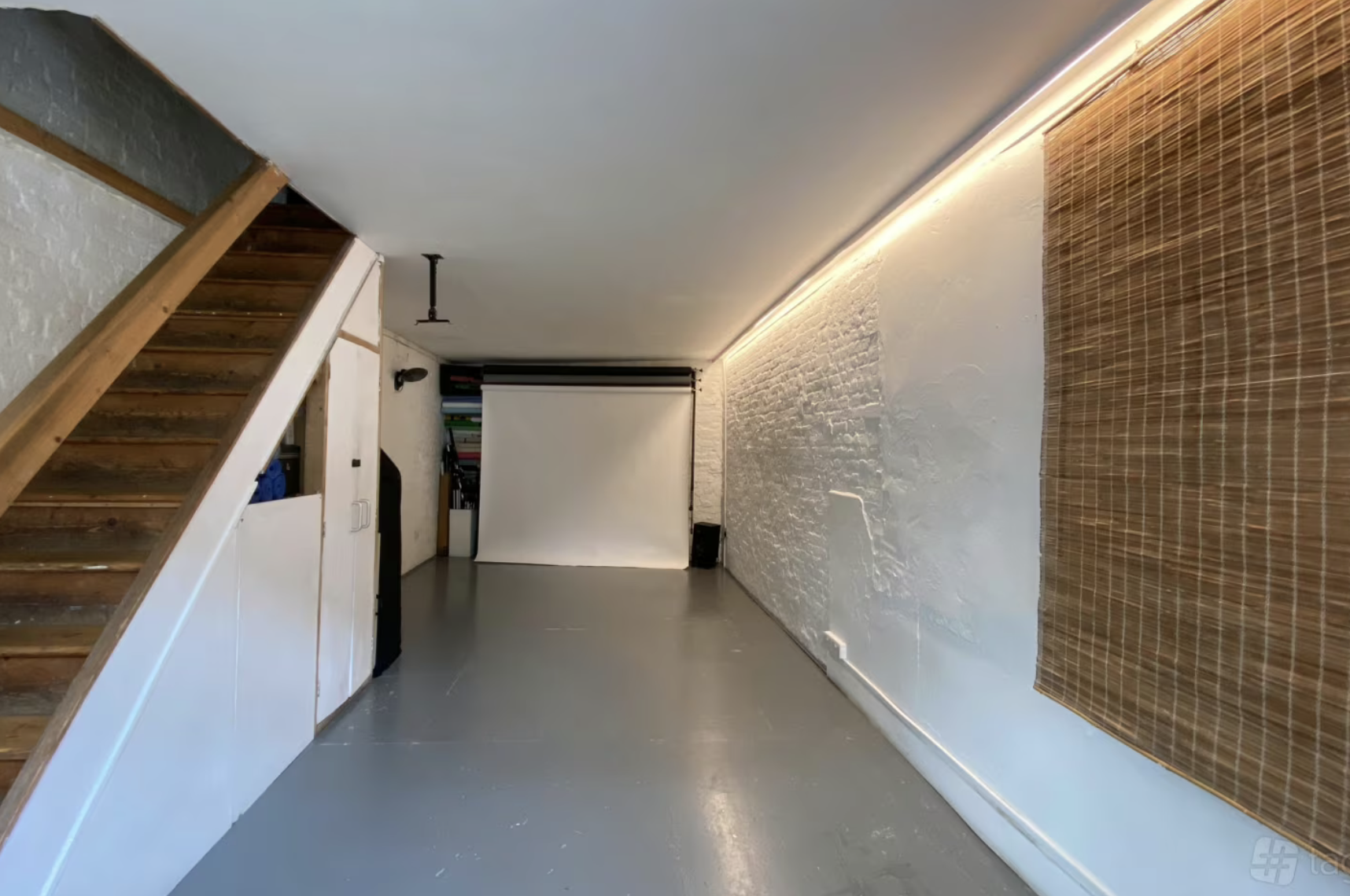 green-lens-studios-downstairs-photgraphic studios-space-paper-backdrop-roll.jpg