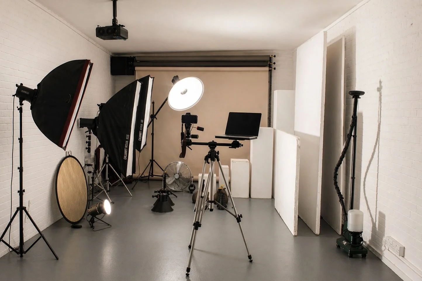 green-lens-studios-north-london-studio-space-downstairs_photographic_equipment_bowens_profoto.jpg