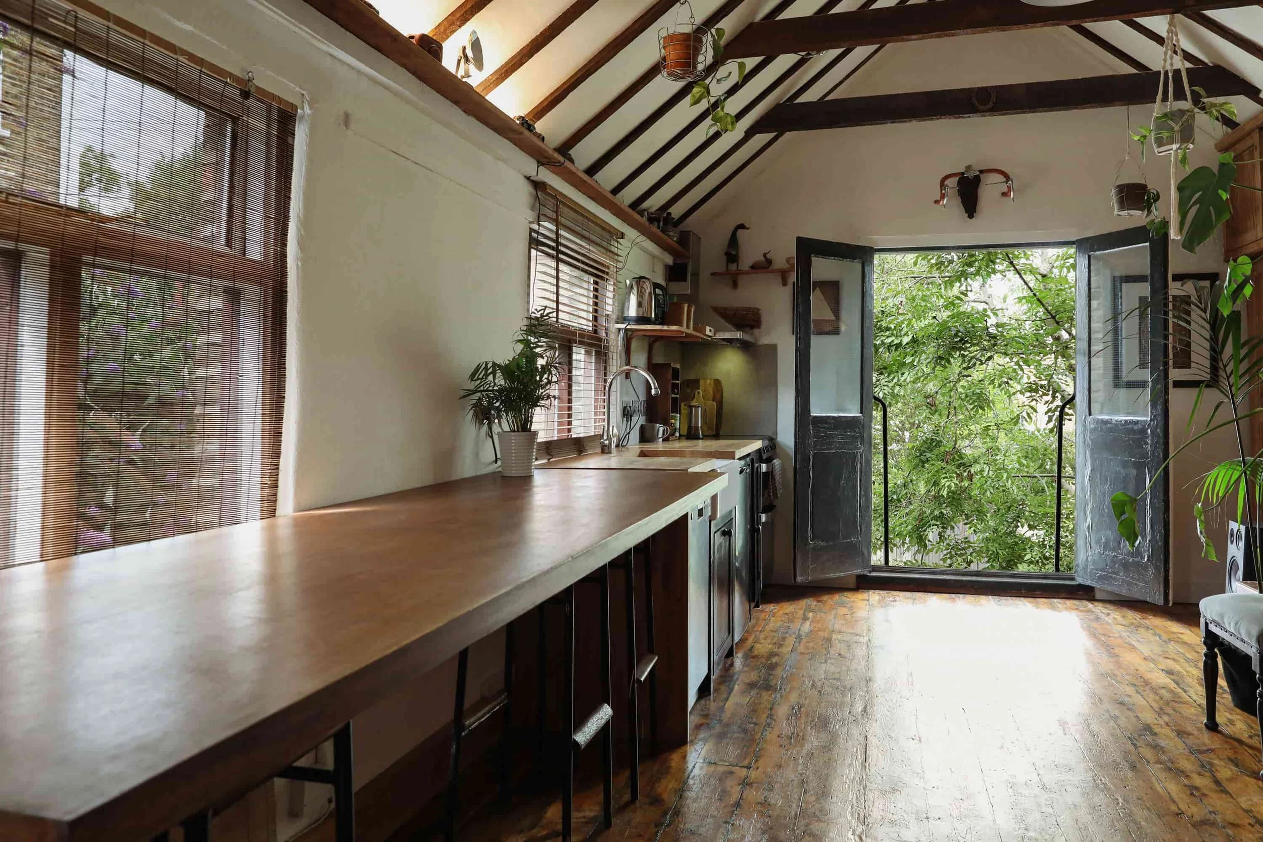 green-lens-studios-north-london-studio-space-upstairs_location_house_interiour_kitchen_work_curface (1).jpg