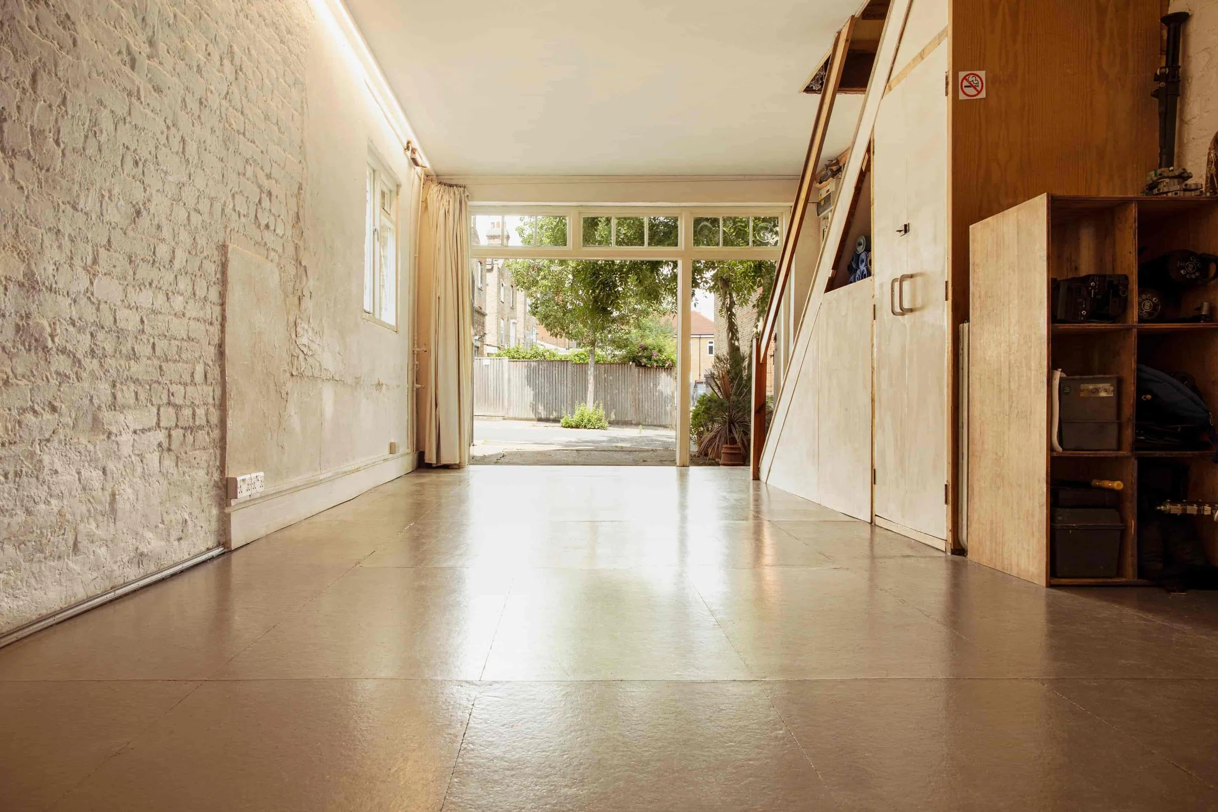 photo_studio_near_finsbury_park_harringay_downstairs_doors.jpg