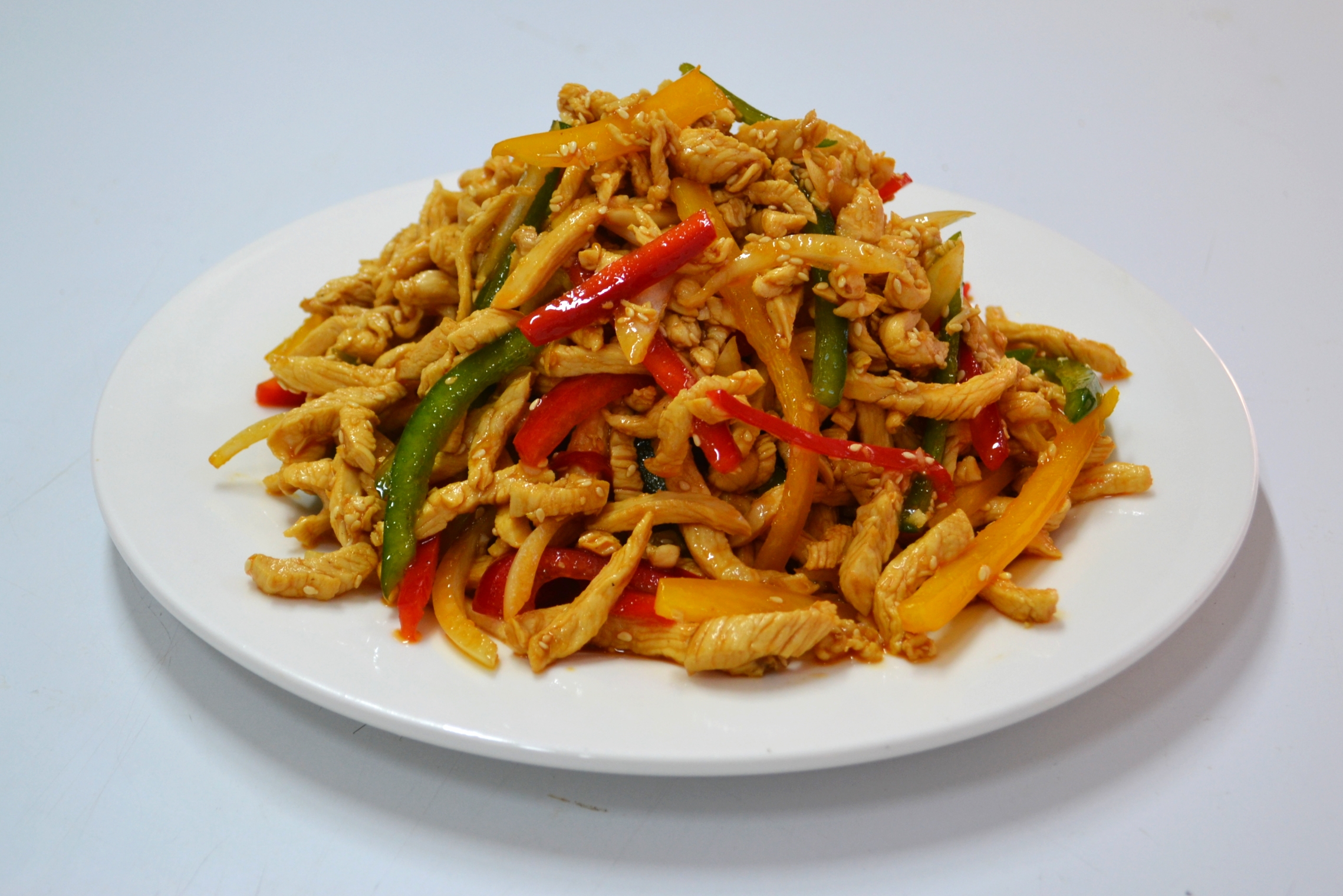 9. Салат из куриного филе с кунжутом и овощами