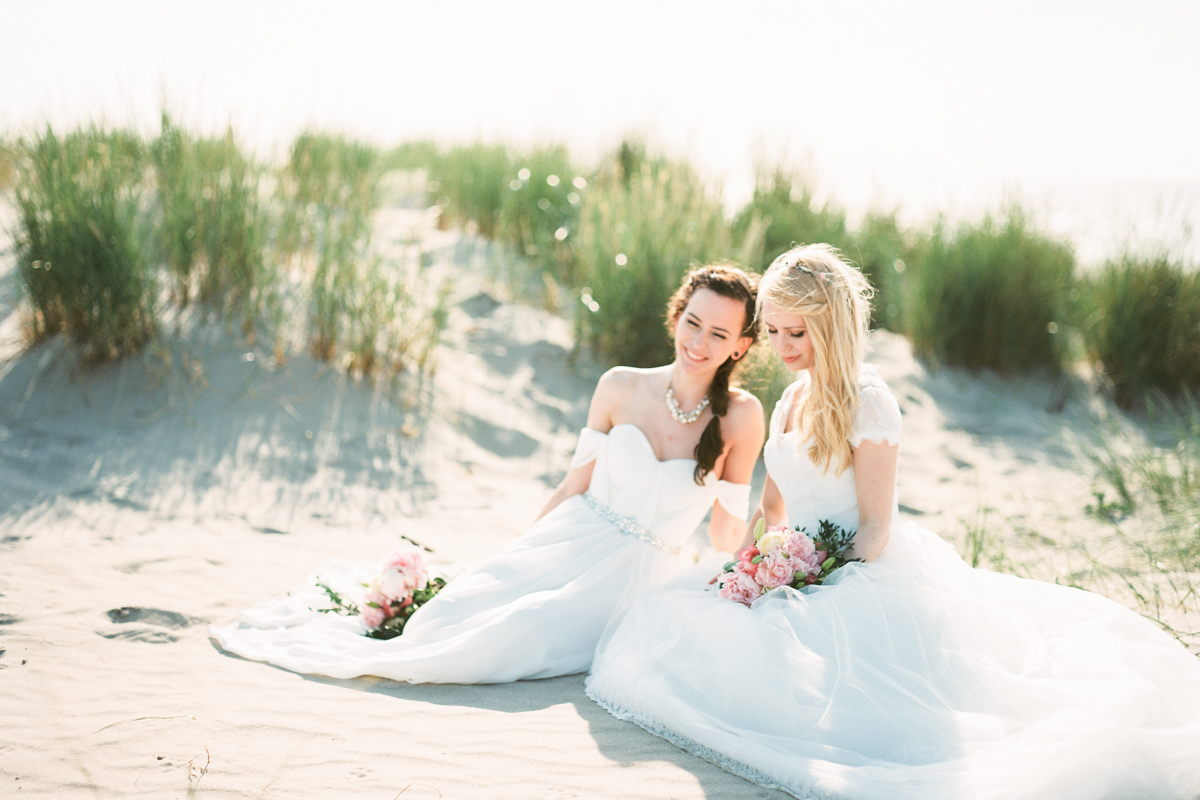 beautiful-beach-samesex-wedding-netherlands-pentax67-film