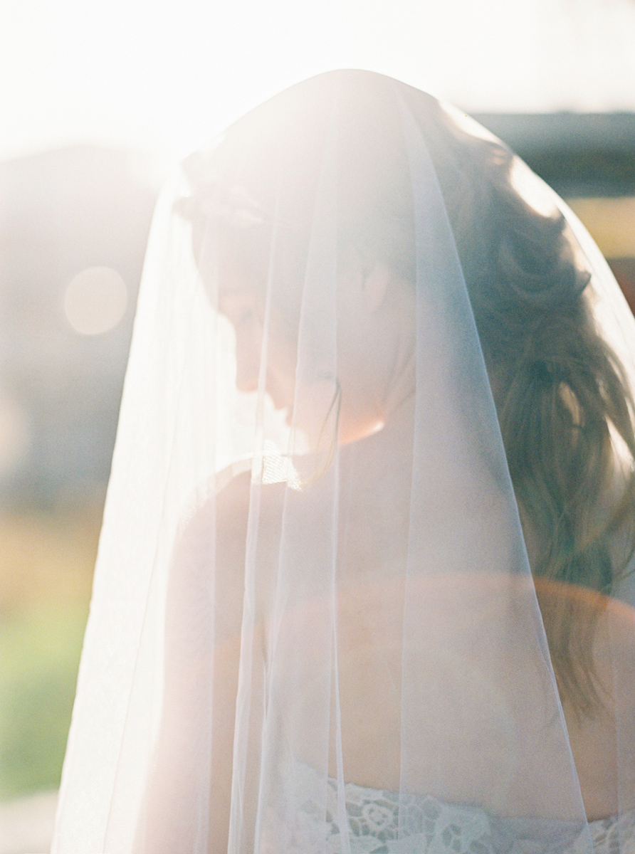 rustic_fine_art_bridal_portrait_with_veil_bruidsfotografie_amsterdam