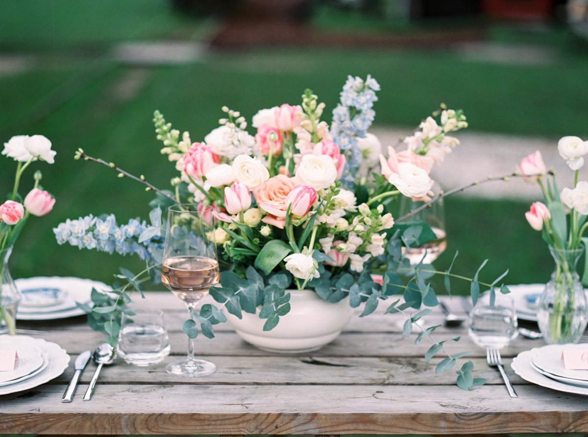 Rustic_wedding_reception_table_setting_inspiration_feestlocatie_decor